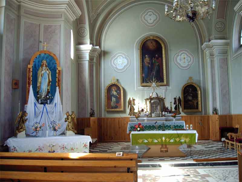 altarul bisericii